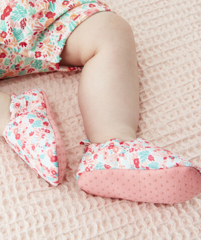 Booties - hat - mittens radius - PINK FLOWER-PATTERNED SLIPPERS