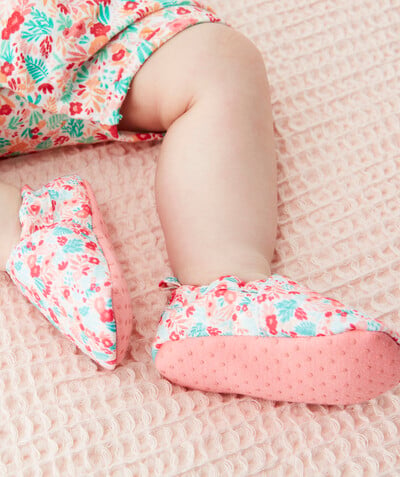 Booties - hat - mittens radius - PINK FLOWER-PATTERNED SLIPPERS
