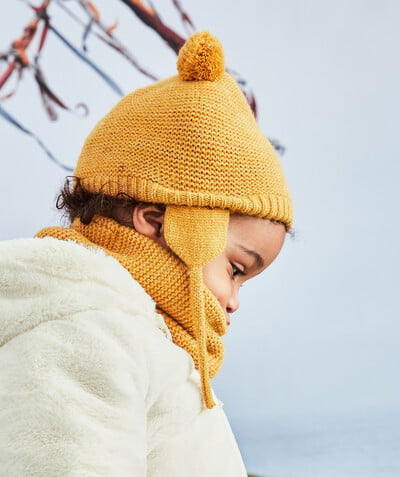 Baby-girl radius - YELLOW KNITTED HAT IN RECYCLED FIBRES WITH GOLDEN DETAILS.