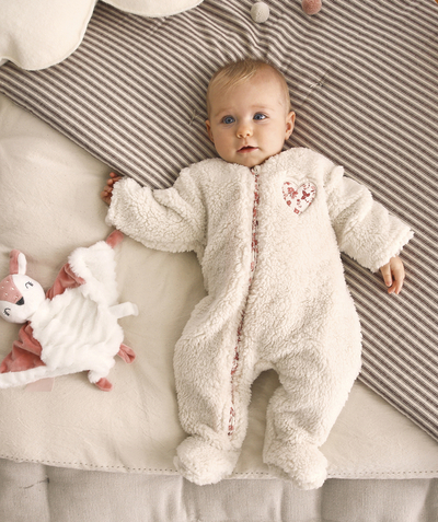 Essentials : 50% off 2nd item* family - BABIES' ONESIE IN CREAM SHERPA WITH A PINK FLORAL PRINT