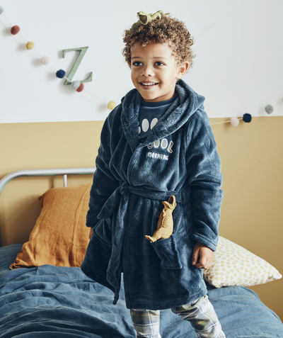 Pyjama Famille - NIEBIESKI POLAROWY SZLAFROK Z WYSZYWANYM NAPISEM GOOD MORNING DLA CHŁOPCA