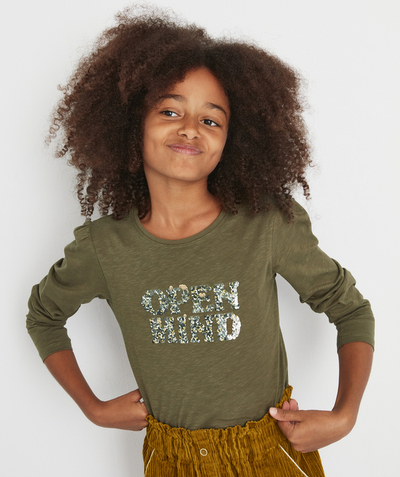 Private sales radius - GIRLS' KHAKI T-SHIRT IN ORGANIC COTTON WITH A REVERSIBLE SEQUINNED MESSAGE