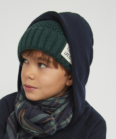 Outlet radius - GREEN KNITTED HAT WITH A MESSAGE