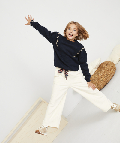 BOTTOMS radius - GIRLS' SHORT AND WIDE-CUT CREAM FLEECE TROUSERS WITH A FLORAL BELT