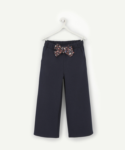 Private sales radius - GIRLS' SHORT AND WIDE-CUT FLEECE TROUSERS IN NAVY WITH A FLORAL BELT