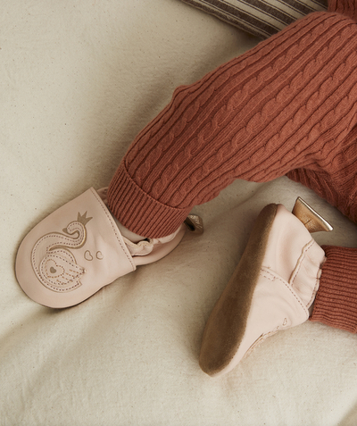 Booties - hat - mittens radius - PINK LEATHER SLIPPERS WITH SWANS