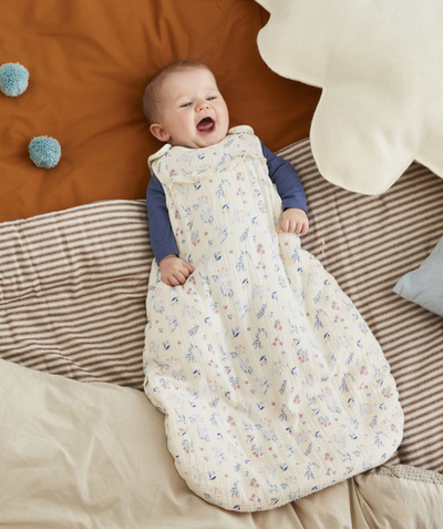 Sleep bag - Playsuit - Pramsuits family - FLOWER-PATTERNED COTTON GAUZE BABY SLEEPING BAG WITH RECYCLED PADDING