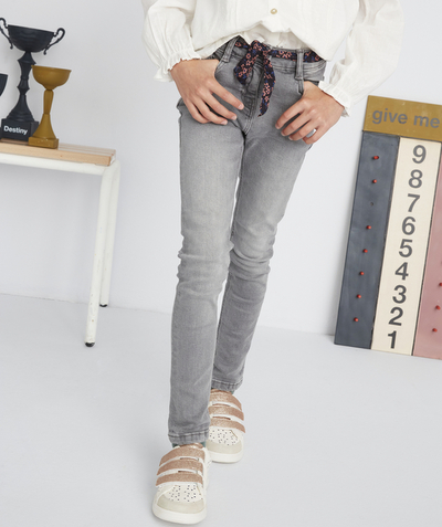 BOTTOMS radius - GIRL' LOUISE GREY SKINNY LESS WATER JEANS WITH A FLORAL BELT