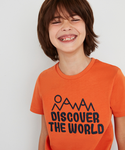 Private sales radius - BOYS' ORANGE T-SHIRT IN ORGANIC COTTON WITH AN EMBROIDERED MESSAGE