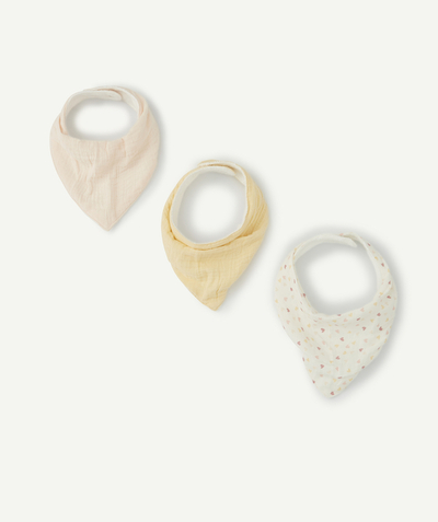 BIRTHDAY GIFT IDEAS Tao Categories - SET OF THREE BABIES' BIBS IN COTTON GAUZE, PINK, YELLOW AND PRINTED WITH HEARTS