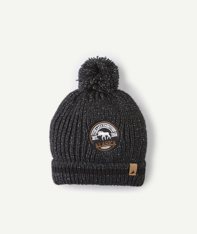 Private sales radius - BOYS' BLACK KNITTED HAT WITH A POMPOM AND AN EMBROIDERED ALASKA PATCH
