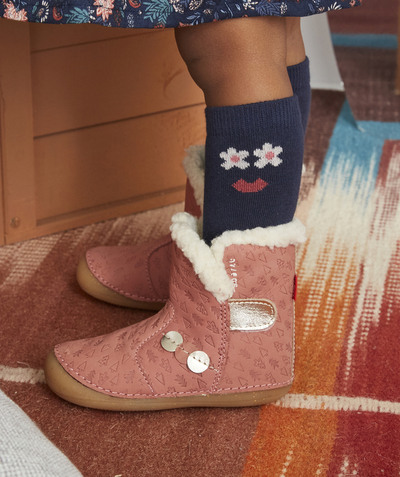 First steps Tao Categories - BABIES' PINK BOOTIES WITH PINE TREES AND SHERPA