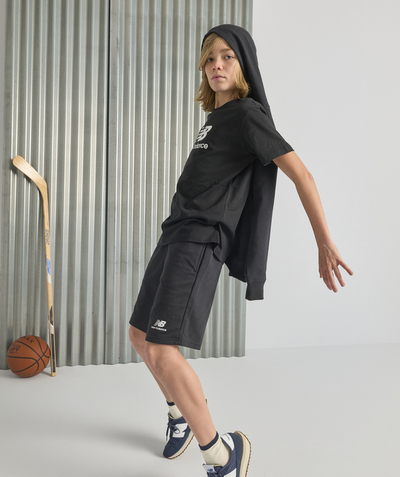 Sportswear Sub radius in - BOYS' BLACK ESSENTIALS STACKED LOGO SPORTS SHORTS