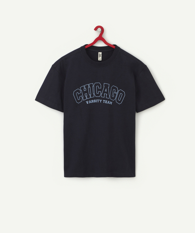 T-shirt Famille - T-SHIRT GARÇON EN COTON BIO BLEU MARINE AVEC MESSAGE CHICAGO