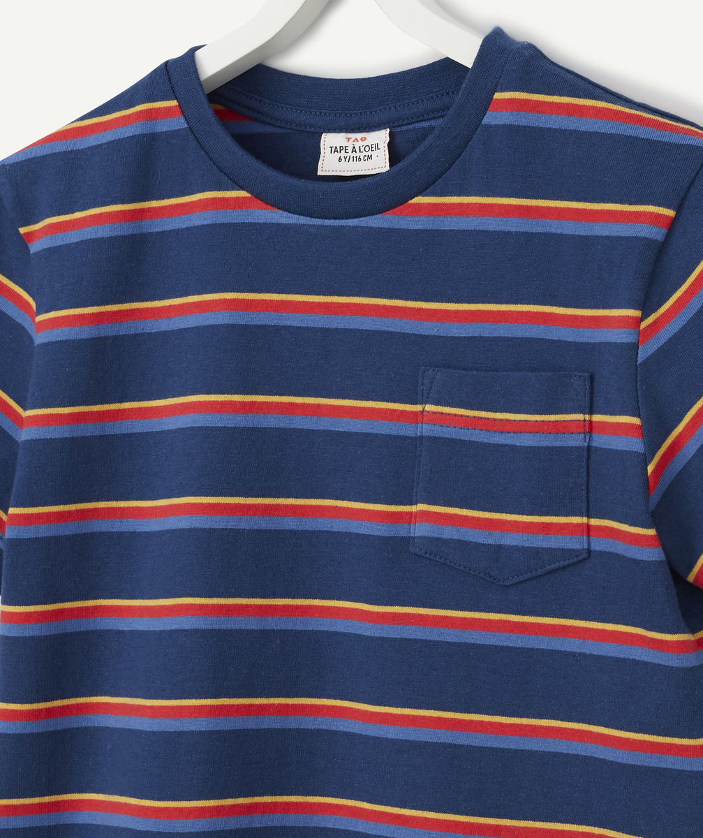 Le t-shirt bleu marine en fibres recyclées avec rayures colorées - 14 A