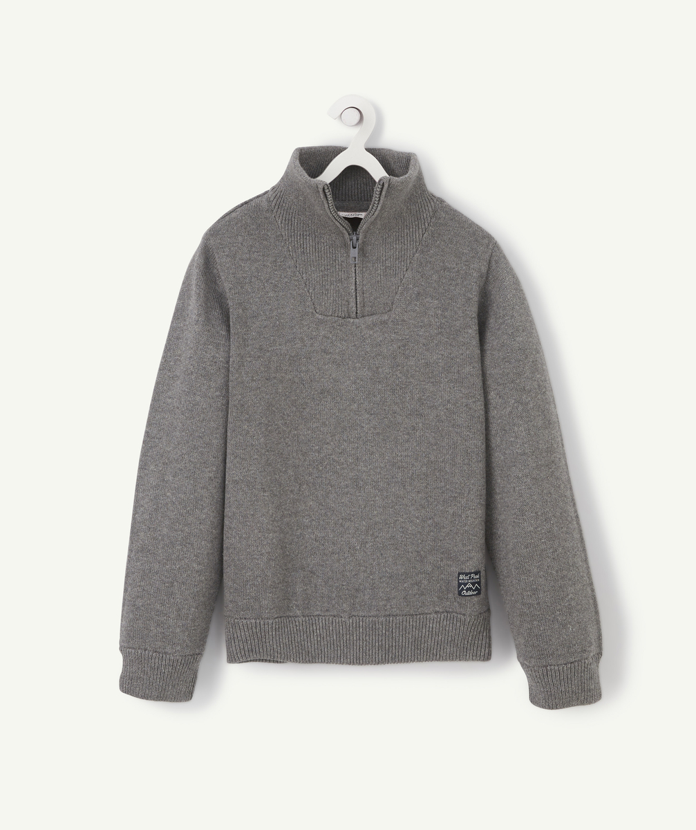 Pull en tricot garçon gris avec un col montant - 2 A